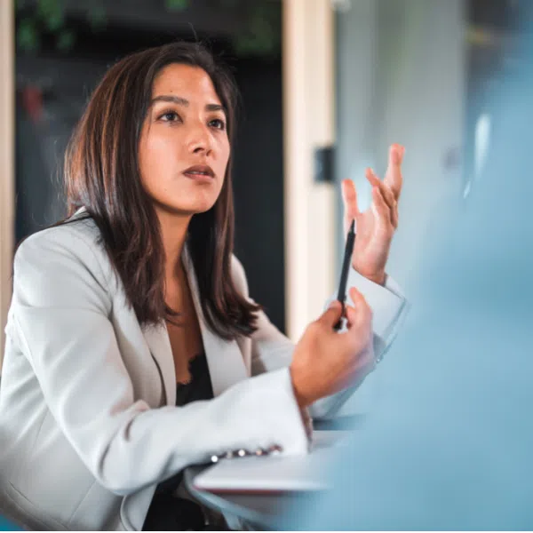 איך להיות יותר אסרטיבי בעבודה? צעדים פשוטים לשינוי גדול