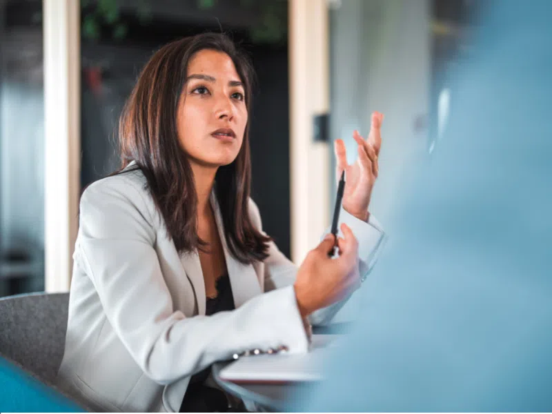 איך להיות יותר אסרטיבי בעבודה? צעדים פשוטים לשינוי גדול