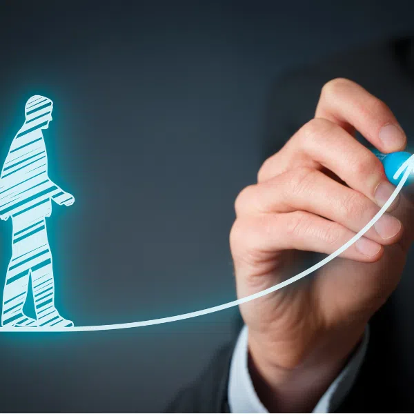 איך להיות כריזמטי: 8 דרכים מעשיות לפתח כריזמה ונוכחות אישית מרשימה